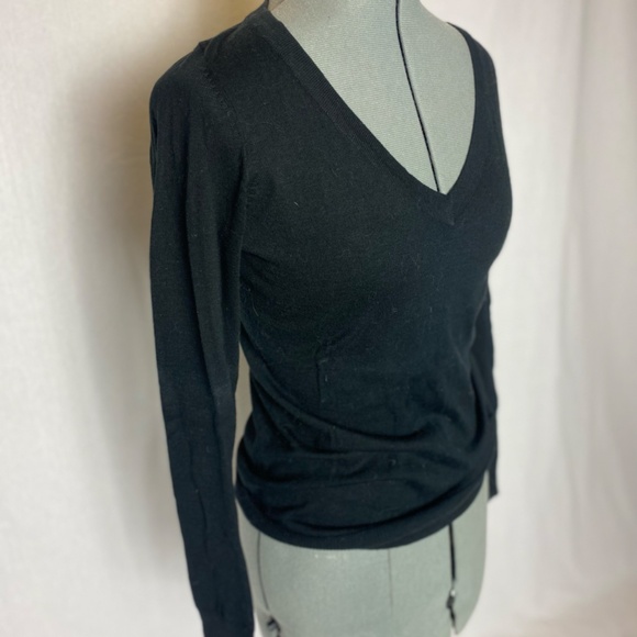 Gap V-neck light weight long sleeved black sweater - Picture 3 of 10